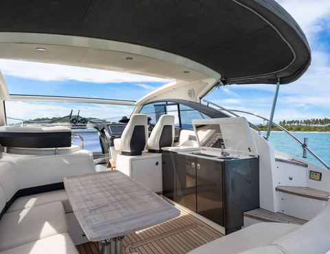 Cockpit dining aft